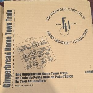 The Pampered Chef Family Heritage Gingerbread Train Mold